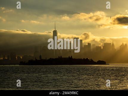 New York, NY - USA - 3 agosto 2018, vista panoramica grandangolare del fiume Hudson, l'iconico skyline di Lower Manhattan e Ellis Island durante il drammatico su Foto Stock