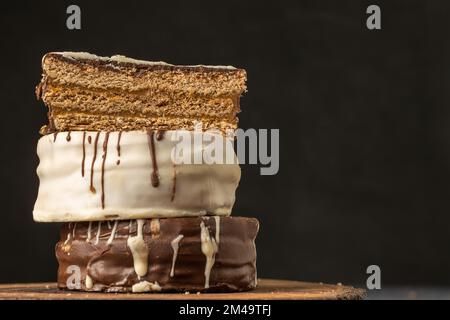 Alfajor tagliato a metà, caramelle tipiche argentine, con spazio copia. Foto Stock