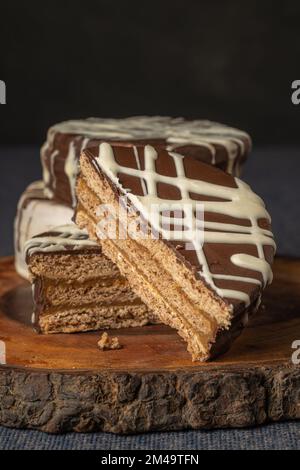 Primo piano di un alfajor tagliato a metà, caramella tipica argentina. Foto Stock