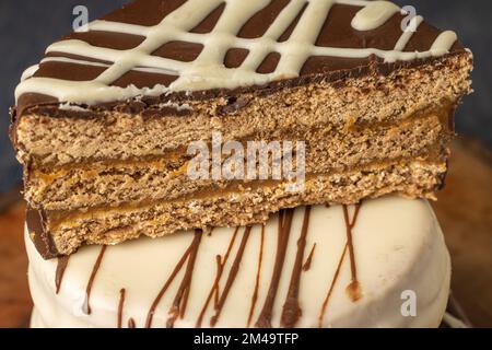 Primo piano di alfajor al cioccolato marrone tagliato a metà, caramelle tipiche argentine. Foto Stock