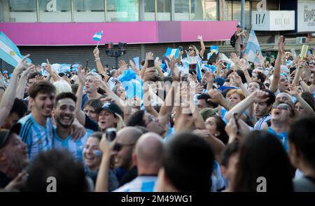 Buenos Aires, Argentina. 18th Dec, 2022. Calcio, Coppa del mondo 2022, Argentina - finale: Gli appassionati di calcio argentini festeggiano dopo la vittoria della loro squadra contro la Francia. Credit: Florencia Martin/dpa/Alamy Live News Foto Stock