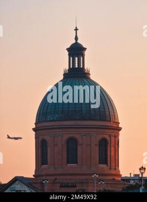 Uno scatto verticale del Duomo di la grave nella città di Tolosa, Francia Foto Stock