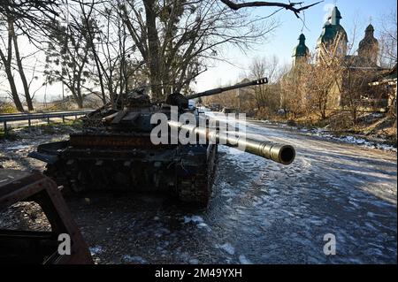 Kiev, Ucraina. 19th Dec, 2022. Un serbatoio distrutto dell'esercito russo è visto nel villaggio di Stari Bezradychi, nella regione di Kyiv. La Russia ha invaso l'Ucraina il 24 febbraio 2022, scatenando il più grande attacco militare in Europa dalla seconda guerra mondiale Credit: SOPA Images Limited/Alamy Live News Foto Stock