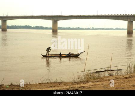Un uomo e una donna viaggiano in barca sul fiume Mekong a Kampong Cham, Cambogia. Foto Stock