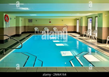 Una piscina interna senza persone Foto Stock