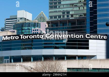 Toronto, ON, Canada - 17 dicembre 2022: Vista al Metro Toronto Convention Centre, cartello nel centro di Toronto Foto Stock