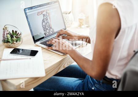 Alla ricerca di ispirazione online. Scatto ad angolo alto di una giovane donna d'affari irriconoscibile che lavora nel suo ufficio domestico. Foto Stock