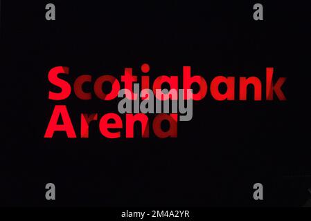 Toronto, ON, Canada - 19 dicembre 2022: La Scotiabank Arena, precedentemente conosciuta come Air Canada Centre, è un'arena polivalente situata in Bay Street, Toront Foto Stock