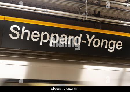 Toronto, ON, Canada – 17 dicembre 2022: Vista al segnale della stazione della metropolitana di Sheppard-Yonge Toronto. La metropolitana di Toronto è un sistema di trasporto rapido che serve T Foto Stock