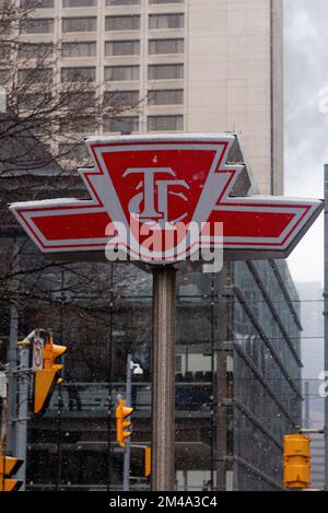 Toronto, ON, Canada – 17 dicembre 2022: Il segno della Toronto Transit Commission (TTC) società di trasporti nel centro di Toronto Foto Stock