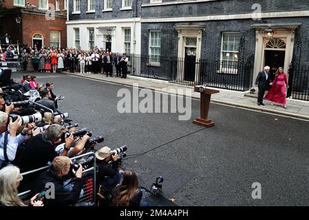 PA RECENSIONE DELL'ANNO 2022 file foto datata 06/09/22 - il primo ministro uscente Boris Johnson e sua moglie Carrie Johnson lasciano Downing Street, Londra. Il sig. Johnson si recherà ora a Balmoral per un'udienza con la regina Elisabetta II per dimettersi formalmente come primo ministro. Data di emissione: Martedì 20 dicembre 2022. Foto Stock