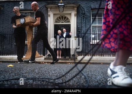 PA RECENSIONE DELL'ANNO 2022 file foto datata 06/09/22 - il nuovo primo ministro Liz Truss e suo marito Hugh o'Leary ondano fuori 10 Downing Street, Londra, dopo aver incontrato la regina Elisabetta II e aver accettato il suo invito a diventare primo ministro e formare un nuovo governo. Data di emissione: Martedì 20 dicembre 2022. Foto Stock