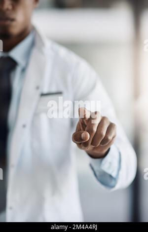 Così vicino, potete quasi toccarlo. uno scienziato maschile irriconoscibile che lavora sulla tecnologia touchscreen mentre fa ricerche nel suo laboratorio. Foto Stock