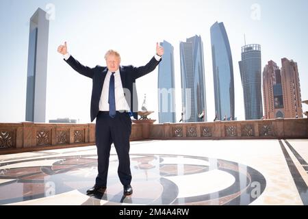 PA REVIEW OF THE YEAR 2022 file photo datato 16/03/22 - il primo Ministro Boris Johnson arriva per un'intervista mediatica all'Emirates Palace hotel di Abu Dhabi durante la sua visita negli Emirati Arabi Uniti (Emirati Arabi Uniti). Data di emissione: Martedì 20 dicembre 2022. Foto Stock