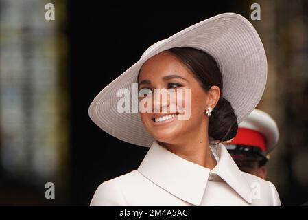 PA RECENSIONE DELL'ANNO 2022 Foto del file datata 03/06/22 - la Duchessa del Sussex lascia il Servizio Nazionale del Ringraziamento alla Cattedrale di San Paolo, Londra, il secondo giorno delle celebrazioni del Giubileo del platino per la Regina Elisabetta II Data di emissione: Martedì 20 dicembre 2022. Foto Stock