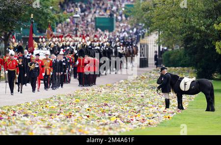 PA REVIEW OF THE YEAR 2022 file photo datato 19/09/22 - Emma, il pony caduto del monarca, si erge come la processione cerimoniale della bara della Regina Elisabetta II arriva al Castello di Windsor per il Servizio Commitale alla Cappella di San Giorgio. Data di emissione: Martedì 20 dicembre 2022. Foto Stock