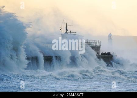 PA RECENSIONE DELL'ANNO 2022 Foto del file datata 18/02/22 - le onde si schiantano contro il muro di mare e il faro di Porthcawl a Porthcawl, Bridgend, Galles, mentre Storm Eunice colpisce la costa meridionale, con le attrazioni che si chiudono, i disagi del viaggio e un incidente importante dichiarato in alcune aree, ciò significa che le persone sono avvertiti di rimanere al chiuso. Data di emissione: Martedì 20 dicembre 2022. Foto Stock