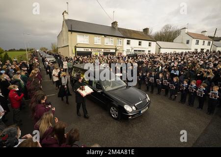 PA RECENSIONE DELL'ANNO 2022 file foto datata 18/01/22 - i pianti camminano accanto al cuore mentre il corteo arriva alla chiesa di San Brigida, Mountbolo, Co Offaly, per il funerale di Ashling Murphy, che è stato assassinato a Tullamore, Co Offaly lo scorso giorno di nozze. Ashling, 23 anni, insegnante di scuola elementare e musicista di talento, è stato trovato morto dopo aver corso una corsa sulle rive del Canal Grande a Tullamore. Data di emissione: Martedì 20 dicembre 2022. Foto Stock