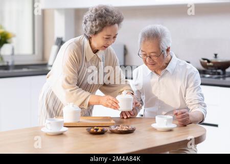 Buona coppia cinese anziana a colazione Foto Stock