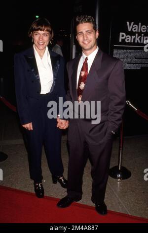 Jason Priestley e Christine Elise all'anteprima per lo spettacolo teatrale di 'Sunset Blvd', Shubert Theatre, Century City 30 novembre 1993 Credit: Ralph Dominguez/MediaPunch Foto Stock