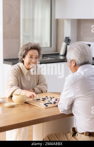 Coppia cinese anziana che gioca il gioco di andare a casa Foto Stock