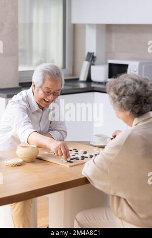 Coppia cinese anziana che gioca il gioco di andare a casa Foto Stock