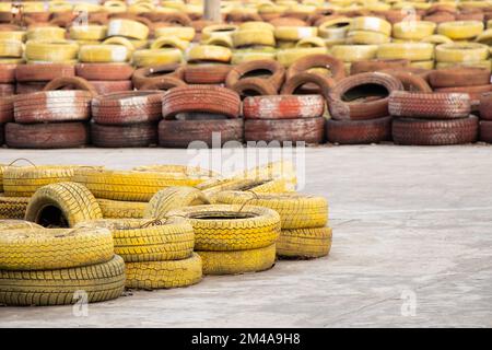 vecchi pneumatici in pista nel pomeriggio nel parco Foto Stock