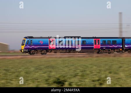 Il primo treno diesel Transpennine Express classe 185 185150 ha fatto un pannelling a velocità elevata lungo la linea principale elettrificata della costa orientale a Sessay Foto Stock