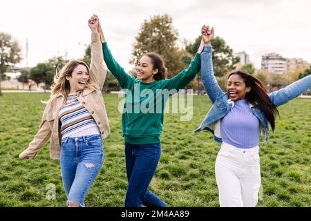 Giovane gruppo di donne unite che si divertono a festeggiare insieme all'aperto Foto Stock