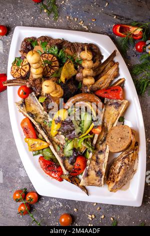 Un set di diversi piatti di carne di manzo su un piatto bianco. Foto Stock