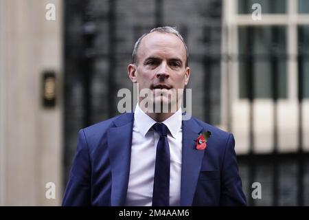 Foto del file datata 08/11/22 del vice primo ministro Dominic Raab in partenza dal 10 Downing Street, Londra. Un gruppo di redattori di giornali britannici ha invitato il governo a salvare i media britannici dal codice di condotta proposto dall'Information Commissioner per la protezione dei dati e il giornalismo. I redattori del Daily Telegraph, The Times and Mail Newspaper hanno scritto al Segretario alla Cultura Michelle Donelan e al Segretario alla Giustizia Dominic Raab chiedendo loro di utilizzare la proposta di legge sui diritti del governo per esentare i media del Regno Unito dai 'hackles' della legge sulla protezione dei dati. Data di emissione: Martedì 20 dicembre 2022. Foto Stock