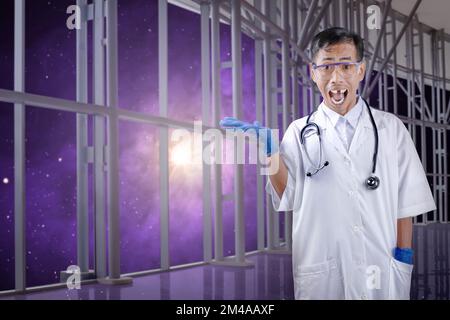 Scienziato asiatico nerd con uno stetoscopio in piedi e mostrando qualcosa sull'edificio con uno sfondo spaziale. Giornata nazionale della scienza Foto Stock