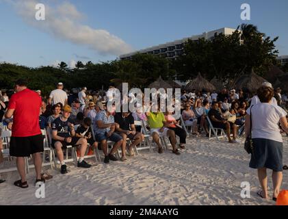 Pikesville, Aruba, Aruba. 19th Dec, 2022. Chabad celebra la prima notte di Hannukah sulla spiaggia circondata da gente del posto e turisti al Ritz-Carlton Aruba. (Credit Image: © Swet Jacqueline/ZUMA Press Wire) Foto Stock