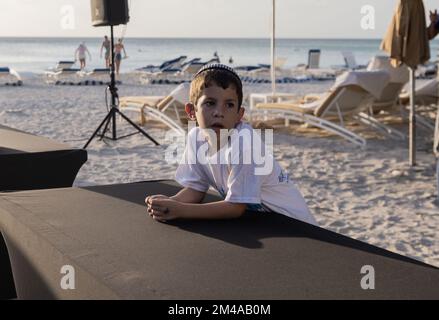 Pikesville, Aruba, Aruba. 19th Dec, 2022. Chabad celebra la prima notte di Hannukah sulla spiaggia circondata da gente del posto e turisti al Ritz-Carlton Aruba. (Credit Image: © Swet Jacqueline/ZUMA Press Wire) Foto Stock