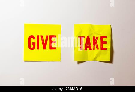 dia e prenda la parola sul notepaper con fondo marrone del sughero Foto Stock