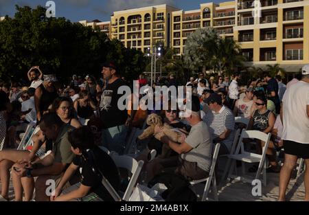 Pikesville, Aruba, Aruba. 19th Dec, 2022. Chabad celebra la prima notte di Hannukah sulla spiaggia circondata da gente del posto e turisti al Ritz-Carlton Aruba. (Credit Image: © Swet Jacqueline/ZUMA Press Wire) Foto Stock