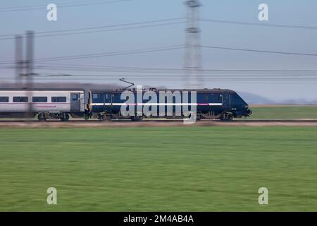 Una locomotiva di classe 91 della costa orientale e Intercity 225 passano Sessay sulla linea principale della costa orientale quando la concessione della costa orientale è stata gestita pubblicamente Foto Stock