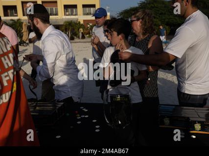 Pikesville, Aruba, Aruba. 19th Dec, 2022. Chabad celebra la prima notte di Hannukah sulla spiaggia circondata da gente del posto e turisti al Ritz-Carlton Aruba. (Credit Image: © Swet Jacqueline/ZUMA Press Wire) Foto Stock
