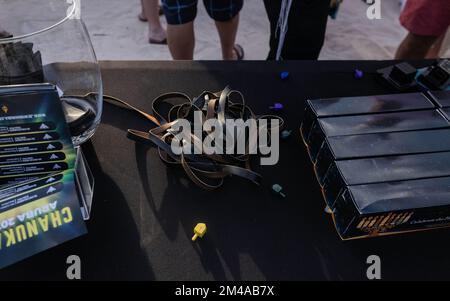Pikesville, Aruba, Aruba. 19th Dec, 2022. Chabad celebra la prima notte di Hannukah sulla spiaggia circondata da gente del posto e turisti al Ritz-Carlton Aruba. (Credit Image: © Swet Jacqueline/ZUMA Press Wire) Foto Stock