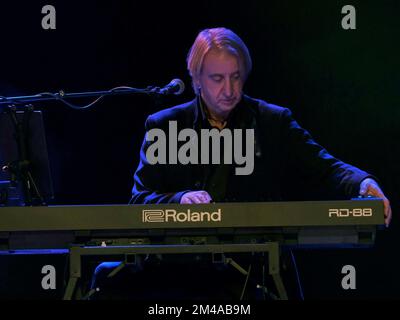 Roberto Pagani durante Carlo Marrale e Silvia Mezzanotte - la nostra storia nei Matia Bazar, cantante italiana Concerto di Musica a Bardolino (VR), 10 2022 dicembre Foto Stock