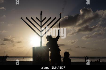 Pikesville, Aruba, Aruba. 19th Dec, 2022. Chabad celebra la prima notte di Hannukah sulla spiaggia circondata da gente del posto e turisti al Ritz-Carlton Aruba. (Credit Image: © Swet Jacqueline/ZUMA Press Wire) Foto Stock