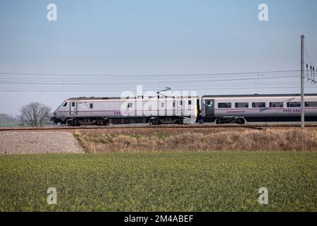 Una locomotiva di classe 91 della costa orientale e Intercity 225 passano Northallerton sulla linea principale della costa orientale quando la concessione della costa orientale è stata gestita pubblicamente Foto Stock