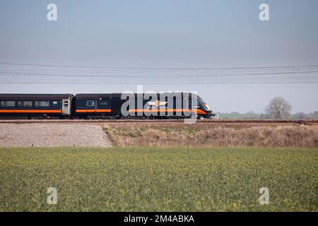 Arriva Grand Central treno ad alta velocità che passa Northallerton sulla linea principale della costa orientale con auto 43484 Peter Fox 1942 - 2011 piattaforma 5 Foto Stock