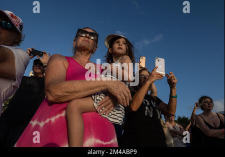 Pikesville, Aruba, Aruba. 19th Dec, 2022. Chabad celebra la prima notte di Hannukah sulla spiaggia circondata da gente del posto e turisti al Ritz-Carlton Aruba. (Credit Image: © Swet Jacqueline/ZUMA Press Wire) Foto Stock