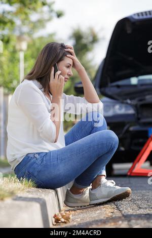 donna ha interrotto la chiamata per assistenza sul suo smartphone Foto Stock