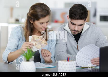 felice giovane coppia che gestisce le finanze Foto Stock