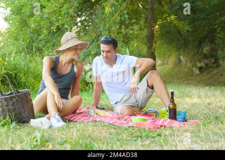 Coppia giovane su un picnic Foto Stock