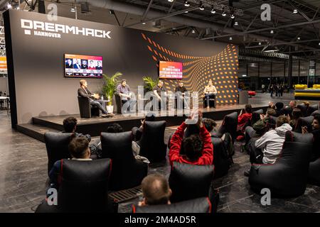 16 dicembre 2022, bassa Sassonia, Hannover: René Geigenberger (l-r), 'Freaks 4U Gaming', Christian Lenz, Chief Gaming Officer of BIG (Berlin International Gaming), Daniel Paulus, Team Manager di 'Sprout Esports', Lukas Hegmann (nome giocatore 'freeze'), giocatore della squadra di e-sports 'ALTERNATE aTTaX', E Christian Chmiel, COO di BIG (Berlin International Gaming), siediti su un palco davanti agli spettatori durante un panel al 'DreamHack' sul tema 'come Counter-Strike può tornare alla sua vecchia forza in Germania'. DreamHack' è un evento di gioco con tornei di e-sports che si svolge dal 15 dicembre al Foto Stock