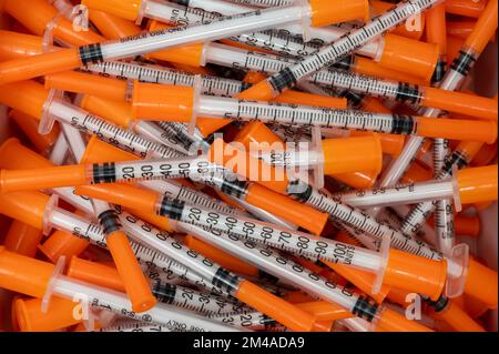 Pile di aghi per insulina con cappuccio arancione Foto Stock