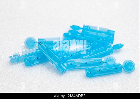 Set diabetico di lancette con aghi di ricambio, glucometro, strisce,  isolato su sfondo bianco in concetto di diabete, misurazione della glicemia  Foto stock - Alamy